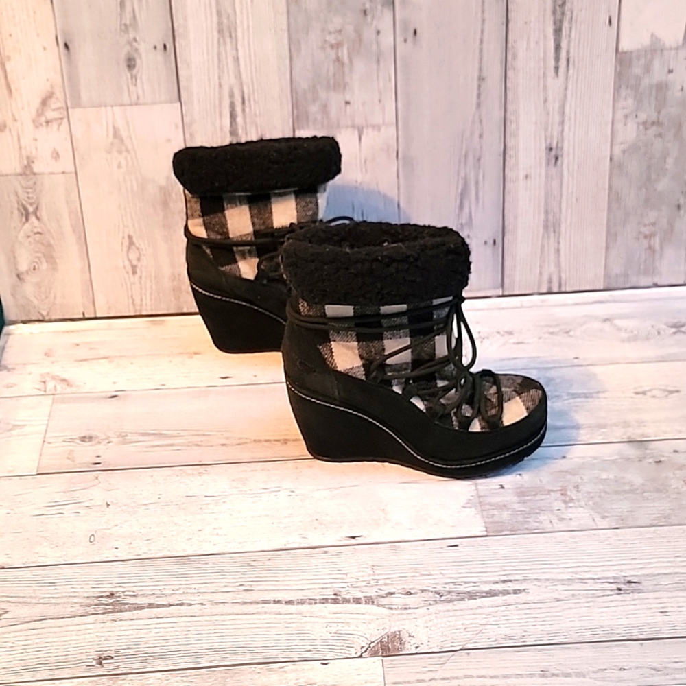 Wedged boots